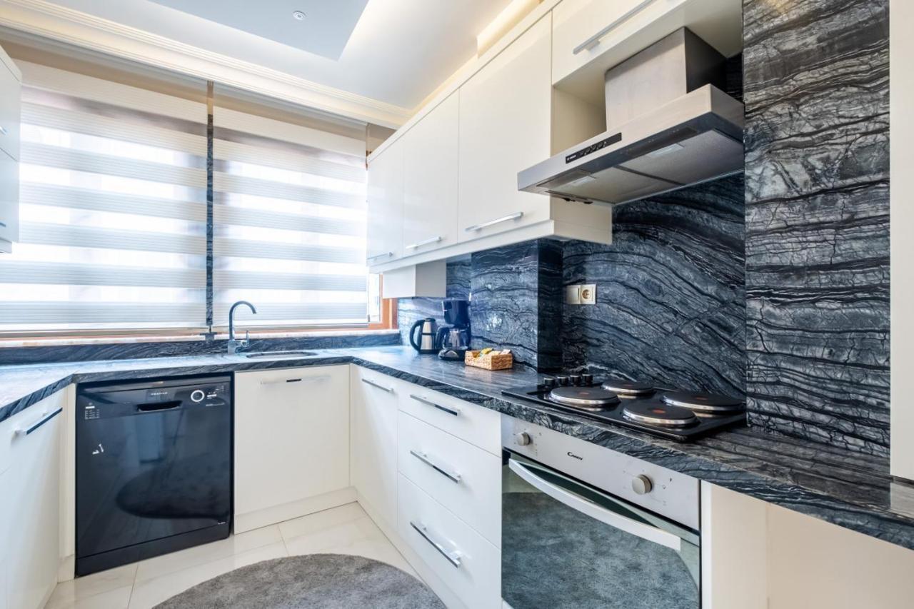 Captivating Flat With Balcony Near Besiktas Pier Appartement Istanboel Buitenkant foto