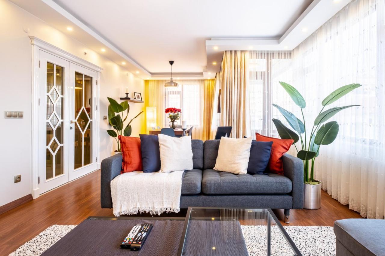 Captivating Flat With Balcony Near Besiktas Pier Appartement Istanboel Buitenkant foto